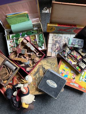 un tas de vieux jouets et d'autres objets par terre