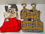 trois vêtements sont disposés sur une surface blanche