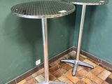 deux tables posées à même le sol dans une pièce