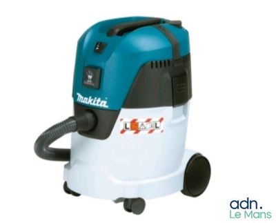 gros plan d'un aspirateur sur fond blanc