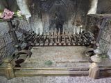 un banc placé devant une cheminée