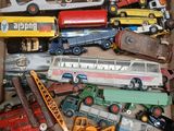 une boîte remplie de petites voitures et de petits camions