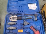 une caisse à outils bleue avec des outils sur le sol