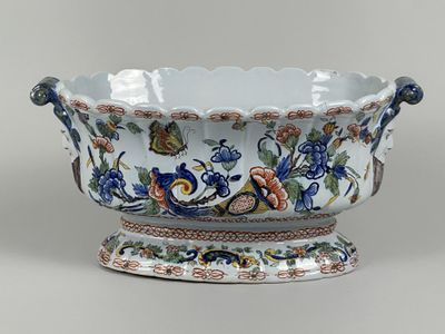 un bol bleu et blanc orné de fleurs et d'oiseaux