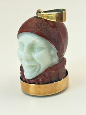 une photo d'une statue représentant un homme coiffé d'un chapeau