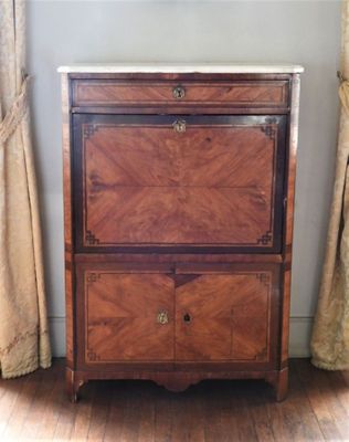une armoire en bois avec un plateau en marbre posée sur un parquet en bois massif
