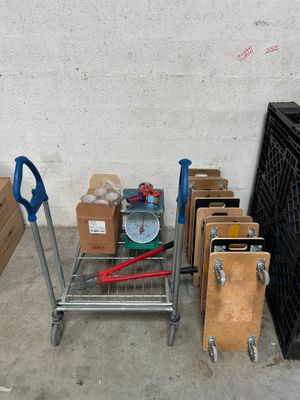 de nombreuses boîtes et outils posés sur un chariot dans un garage