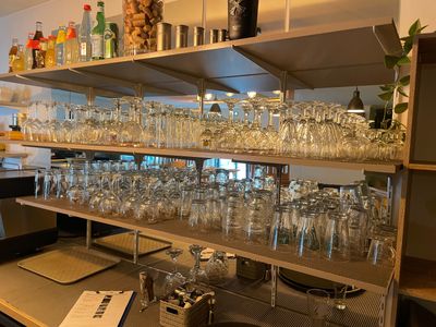 il y a beaucoup de verres vides sur les étagères de la cuisine