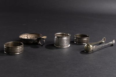 cinq tasses et cuillères en argent posées sur un fond noir