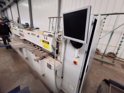 une image d'une machine qui travaille sur un morceau de bois