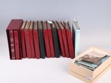 Plusieurs livres sont empilés les uns sur les autres à côté d'une boîte