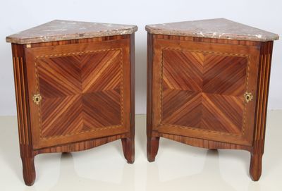 paire de tables de chevet à plateau en marbre de style Louis XVI