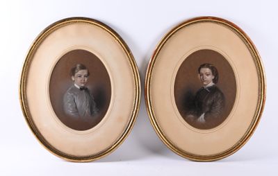 deux portraits encadrés représentant deux hommes en tenue de cérémonie, l'un en costume et l'autre avec un nœud papillon