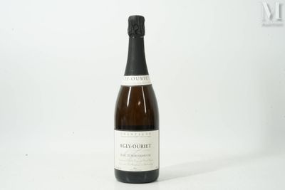 une bouteille de vin posée sur une table