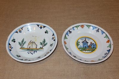 deux petites assiettes sur lesquelles sont représentées une maison et un bateau