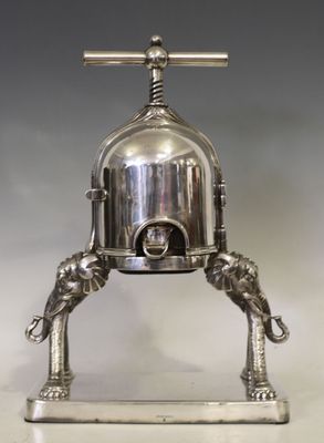 une statue d'éléphant en argent posée sur un plateau en argent
