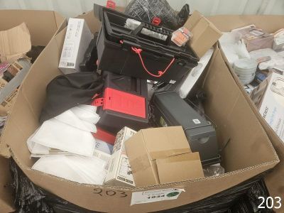 un carton rempli de matériel électronique et d'autres objets