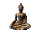 statue d'un Bouddha assis sur un rocher, sur fond blanc