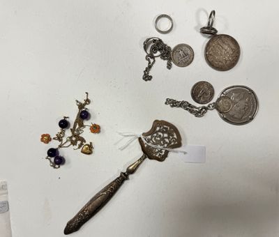 beaucoup de bijoux posés sur une table, à côté d'un flacon de lotion