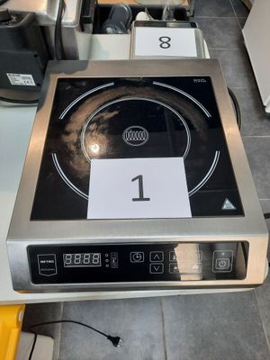 une plaque de cuisson portant un numéro, dans une cuisine