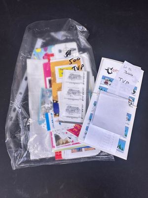 un sac de billets et une paire de ciseaux posés sur une table