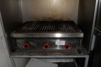 une photo d'un barbecue dans une cuisine équipée de nombreux brûleurs