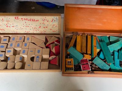 deux boîtes de jouets en bois posées sur une table
