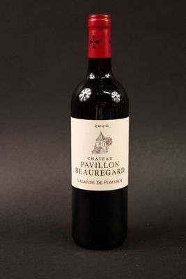 La bouteille de vin rouge est posée sur une surface noire.