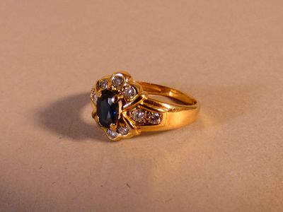 une bague en or sertie d'un saphir et de diamants