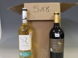 deux bouteilles de vin posées l'une à côté de l'autre sur un comptoir