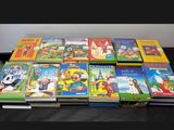 une pile de livres pour enfants posée sur une table