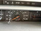 un gros plan du tableau de bord d'une voiture, avec un compteur de vitesse et un panneau « Stop »