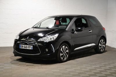 la petite voiture noire est garée dans une grande pièce