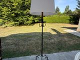 une lampe posée sur un pied dans le jardin