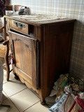 un chat assis par terre à côté d'une pile de livres