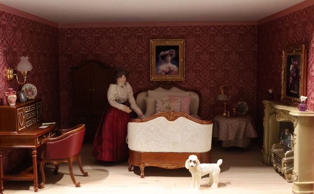 Diorama. Composition miniature, dans une vitrine en bois, vitre e...