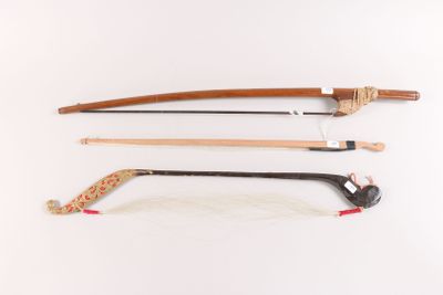 Lot de trois archets pour instruments de musique populaire.