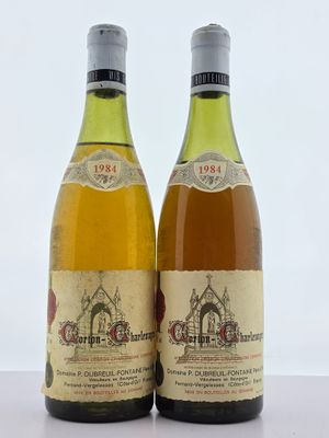 deux bouteilles de vin posées l'une à côté de l'autre sur une table