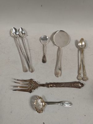 beaucoup de cuillères en argent et de cuillères à soupe sur la table