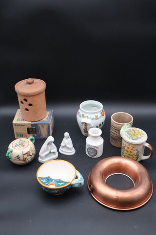 Tisanière, tasse à moustache en Gien, verre à liqueur, moule à sa...