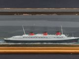 une maquette de bateau dans une vitrine
