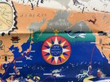 une carte du monde au dos d'une valise