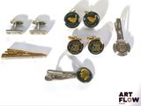 de nombreux modèles différents de montres-bracelets et de cravates posés sur la table