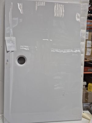 image d'un réfrigérateur blanc dans un entrepôt