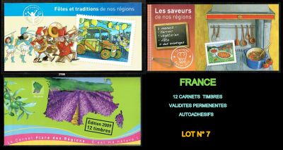quatre dessins d'enfants différents accrochés au mur
