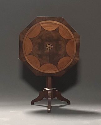 une petite table en bois avec un plateau en bois posée sur un piètement