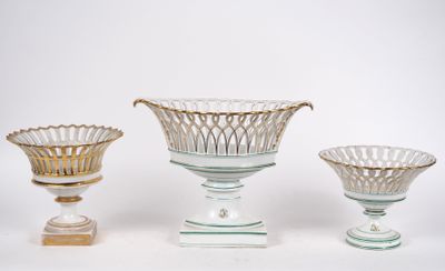 trois vases posés l'un à côté de l'autre sur une table
