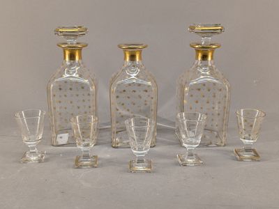 quatre carafes en verre et une carafe posées sur une table