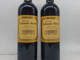 deux bouteilles de vin rouge posées l'une à côté de l'autre sur une table