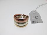 une bague posée sur une table, avec son étiquette de prix